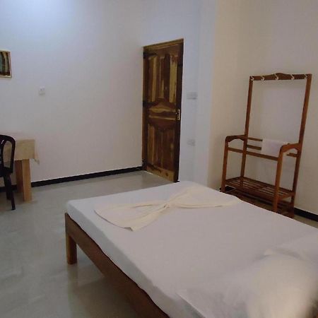 Hotel Glee Тринкомале Екстериор снимка
