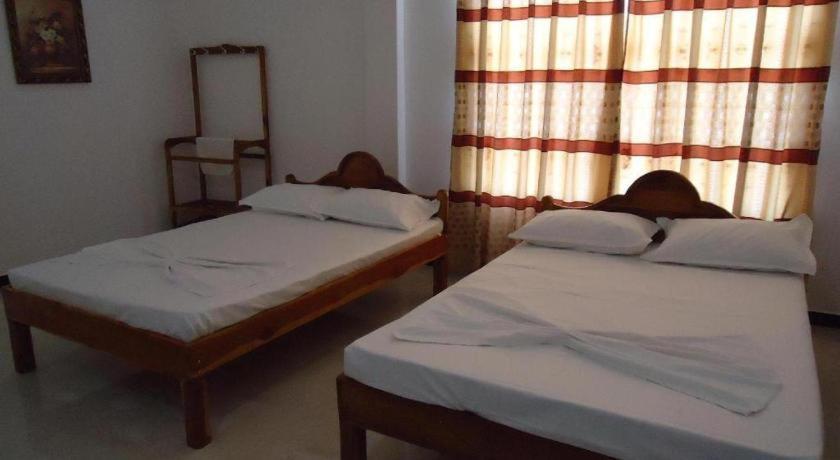 Hotel Glee Тринкомале Екстериор снимка