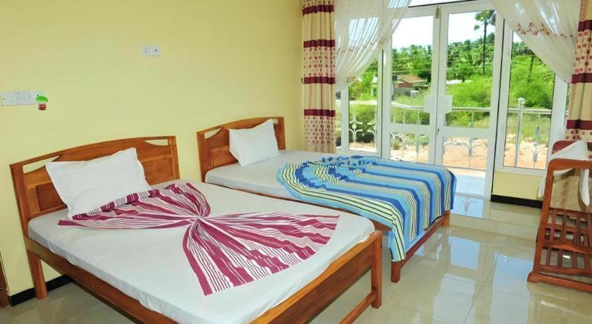 Hotel Glee Тринкомале Екстериор снимка